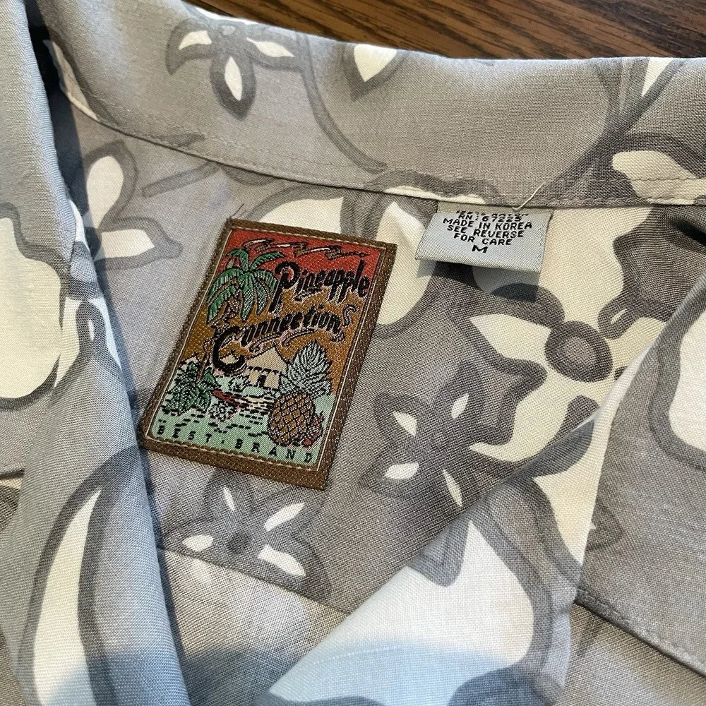 Pineapple Connection Men's Button Down Hawaiian Shirt Size Medium Gray Black Red